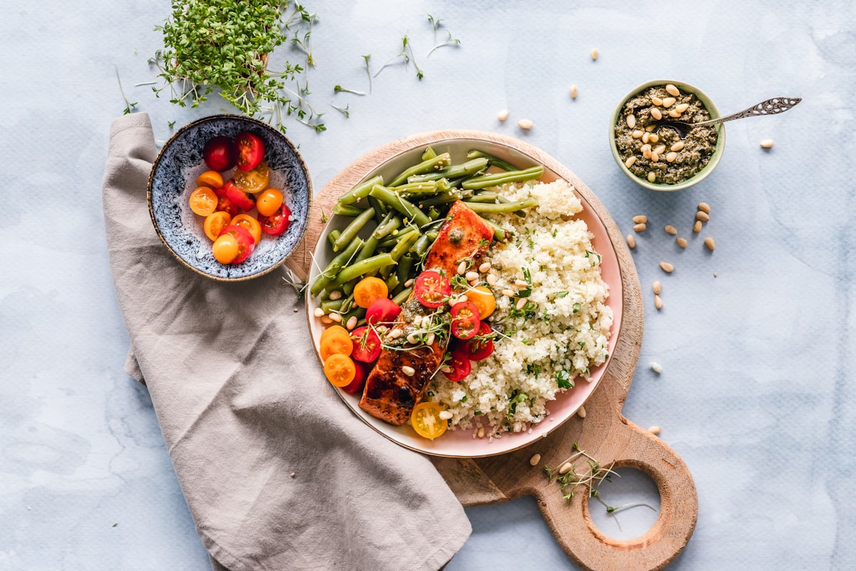 Grüner Salat mit Granatapfelkernen